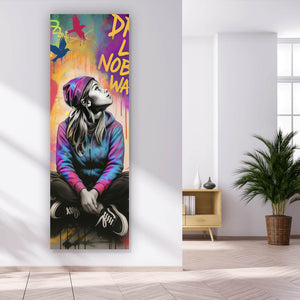 Spannrahmenbild Junge Frau vor Graffiti Hintergrund Panorama Hoch