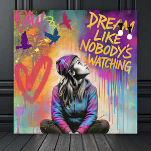 Poster Junge Frau vor Graffiti Hintergrund Quadrat