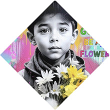Lade das Bild in den Galerie-Viewer, Spannrahmenbild Junge mit Blumen vor buntem Hintergrund Raute

