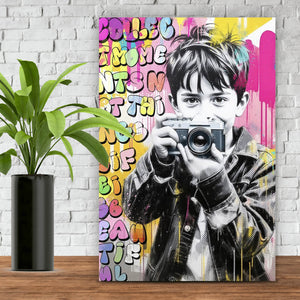Aluminiumbild gebürstet Junge mit Kamera und bunte Graffiti Wand Hochformat
