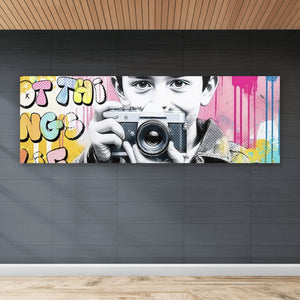 Aluminiumbild gebürstet Junge mit Kamera und bunte Graffiti Wand Panorama
