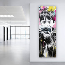 Lade das Bild in den Galerie-Viewer, Aluminiumbild gebürstet Junge mit Kamera und bunte Graffiti Wand Panorama Hoch
