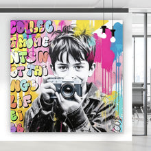 Lade das Bild in den Galerie-Viewer, Aluminiumbild Junge mit Kamera und bunte Graffiti Wand Quadrat
