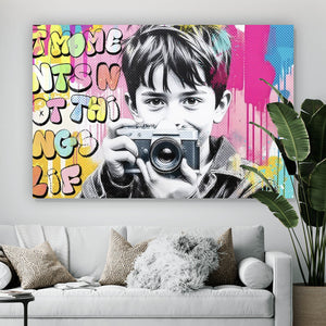 Poster Junge mit Kamera und bunte Graffiti Wand Querformat