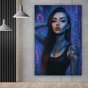 Poster Katjahlix Cyberpunk-Frau mit leuchtenden Tattoos und futuristischem Hintergrund Hochformat