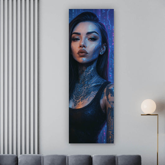 Acrylglasbild Katjahlix Cyberpunk-Frau mit leuchtenden Tattoos und futuristischem Hintergrund Panorama Hoch
