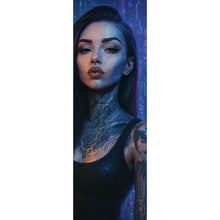 Lade das Bild in den Galerie-Viewer, Aluminiumbild Katjahlix Cyberpunk-Frau mit leuchtenden Tattoos und futuristischem Hintergrund Panorama Hoch
