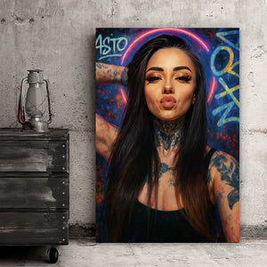 Aluminiumbild gebürstet Katjahlix mit Tattoos und Neon posiert selbstbewusst Hochformat