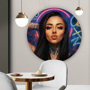 Aluminiumbild gebürstet Katjahlix mit Tattoos und Neon posiert selbstbewusst Kreis