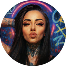Lade das Bild in den Galerie-Viewer, Aluminiumbild Katjahlix mit Tattoos und Neon posiert selbstbewusst Kreis
