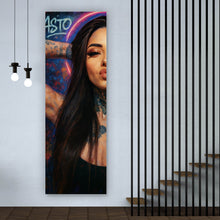 Lade das Bild in den Galerie-Viewer, Poster Katjahlix mit Tattoos und Neon posiert selbstbewusst Panorama Hoch
