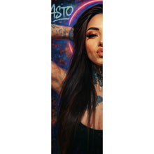 Lade das Bild in den Galerie-Viewer, Aluminiumbild gebürstet Katjahlix mit Tattoos und Neon posiert selbstbewusst Panorama Hoch
