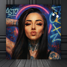Lade das Bild in den Galerie-Viewer, Aluminiumbild gebürstet Katjahlix mit Tattoos und Neon posiert selbstbewusst Quadrat
