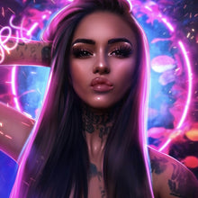 Lade das Bild in den Galerie-Viewer, Poster Katjahlix Neonbeleuchtete Frau mit langen Haaren und Tattoos Quadrat
