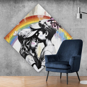 Aluminiumbild gebürstet Kinder umarmen sich vor buntem Regenbogen Raute