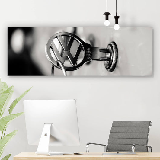 Acrylglasbild Klassische Autoschlüssel im Zündschloss eines Fahrzeugs Panorama