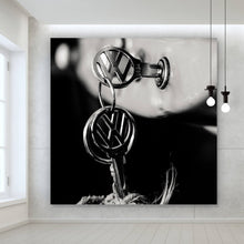 Lade das Bild in den Galerie-Viewer, Spannrahmenbild Klassische Autoschlüssel im Zündschloss eines Fahrzeugs Quadrat
