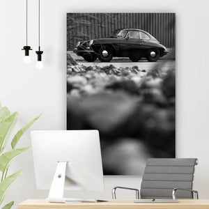 Leinwandbild Klassischer Sportwagen mit zeitloser Eleganz Hochformat