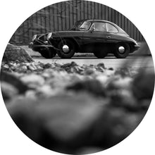 Lade das Bild in den Galerie-Viewer, Aluminiumbild Klassischer Sportwagen mit zeitloser Eleganz Kreis
