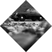 Lade das Bild in den Galerie-Viewer, Aluminiumbild gebürstet Klassischer Sportwagen mit zeitloser Eleganz Raute
