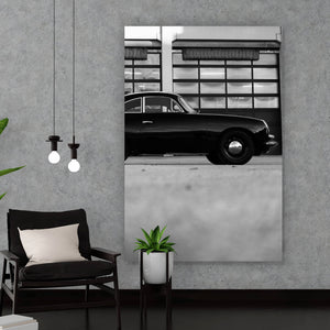 Aluminiumbild gebürstet Klassisches Auto vor Werkstattgebäude Hochformat