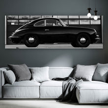 Lade das Bild in den Galerie-Viewer, Poster Klassisches Auto vor Werkstattgebäude Panorama
