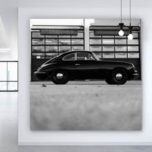 Lade das Bild in den Galerie-Viewer, Aluminiumbild gebürstet Klassisches Auto vor Werkstattgebäude Quadrat
