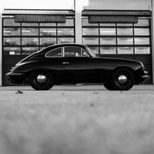 Lade das Bild in den Galerie-Viewer, Poster Klassisches Auto vor Werkstattgebäude Quadrat
