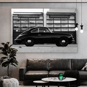 Aluminiumbild Klassisches Auto vor Werkstattgebäude Querformat