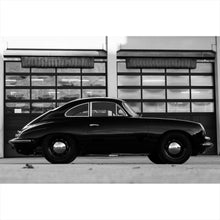 Lade das Bild in den Galerie-Viewer, Leinwandbild Klassisches Auto vor Werkstattgebäude Querformat
