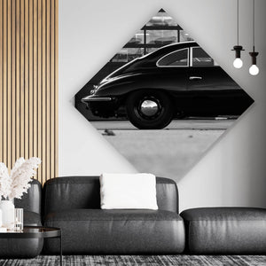 Spannrahmenbild Klassisches Auto vor Werkstattgebäude Raute