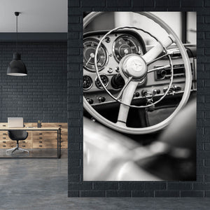 Leinwandbild Klassisches Lenkrad und Armaturenbrett eines Oldtimers Hochformat