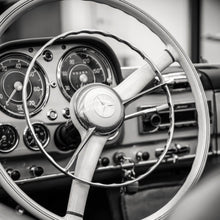 Lade das Bild in den Galerie-Viewer, Leinwandbild Klassisches Lenkrad und Armaturenbrett eines Oldtimers Quadrat

