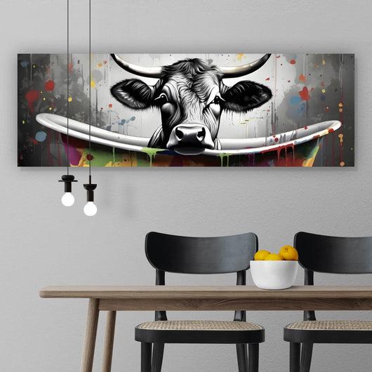 Poster Kuh in bunter Badewanne Panorama