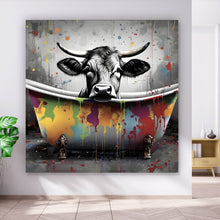 Lade das Bild in den Galerie-Viewer, Aluminiumbild gebürstet Kuh in bunter Badewanne Quadrat
