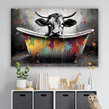 Lade das Bild in den Galerie-Viewer, Poster Kuh in bunter Badewanne Querformat
