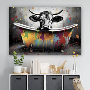 Poster Kuh in bunter Badewanne Querformat