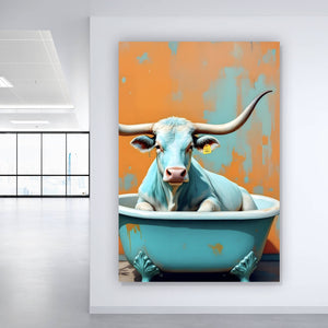 Spannrahmenbild Kuh mit langen Hörnern in Badewanne Hochformat