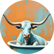 Lade das Bild in den Galerie-Viewer, Aluminiumbild gebürstet Kuh mit langen Hörnern in Badewanne Kreis
