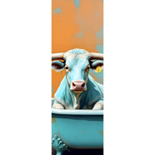 Lade das Bild in den Galerie-Viewer, Poster Kuh mit langen Hörnern in Badewanne Panorama Hoch
