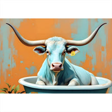 Lade das Bild in den Galerie-Viewer, Aluminiumbild Kuh mit langen Hörnern in Badewanne Querformat
