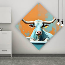 Lade das Bild in den Galerie-Viewer, Poster Kuh mit langen Hörnern in Badewanne Raute
