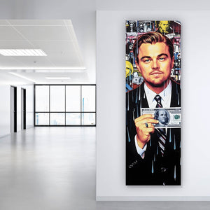 Leinwandbild Leonardo mit Geldschein vor buntem Hintergrund Panorama Hoch