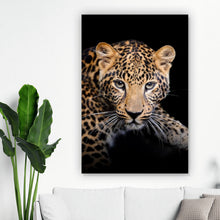 Lade das Bild in den Galerie-Viewer, Leinwandbild Leopard auf schwarzem Hintergrund Hochformat
