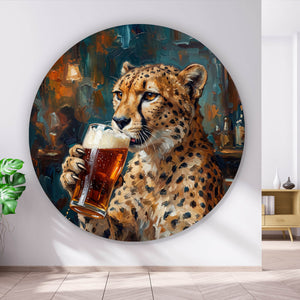 Aluminiumbild Leopard genießt Bier in rustikalem Ambiente Kreis