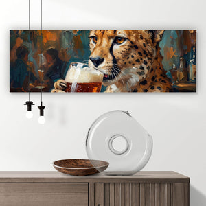 Aluminiumbild gebürstet Leopard genießt Bier in rustikalem Ambiente Panorama