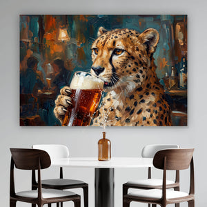 Acrylglasbild Leopard genießt Bier in rustikalem Ambiente Querformat