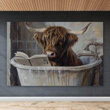 Lade das Bild in den Galerie-Viewer, Leinwandbild Lesendes Hochland Rind in der Badewanne Querformat
