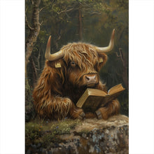 Lade das Bild in den Galerie-Viewer, Spannrahmenbild Lesendes Hochlandrind im Wald Hochformat
