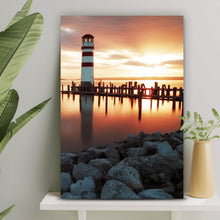 Lade das Bild in den Galerie-Viewer, Poster Leuchtturm am Meer in der Abenddämmerung Hochformat
